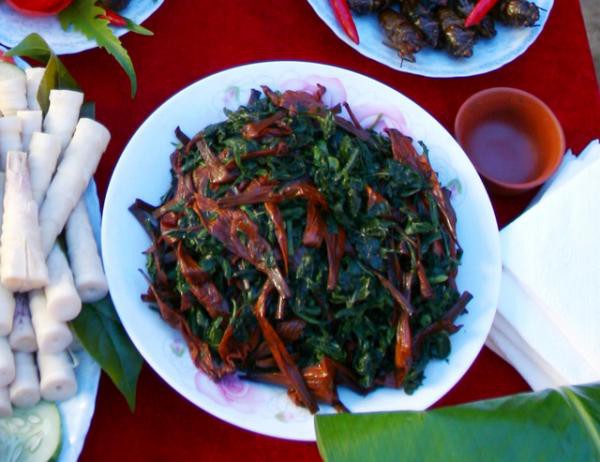 Lá ngón xào tỏi của người Thái Trắng