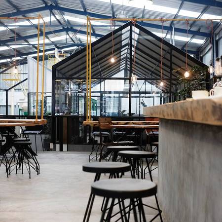 Trần nhà cao tạo cho không gian quán rộng và thoáng. Ảnh: Là Việt Coffee