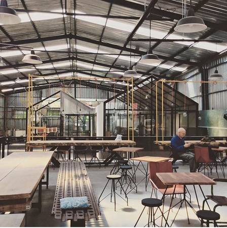 Bàn ghế theo kiểu workshop nên ngồi siêu thoải mái luôn. Ảnh: Là Việt Coffee