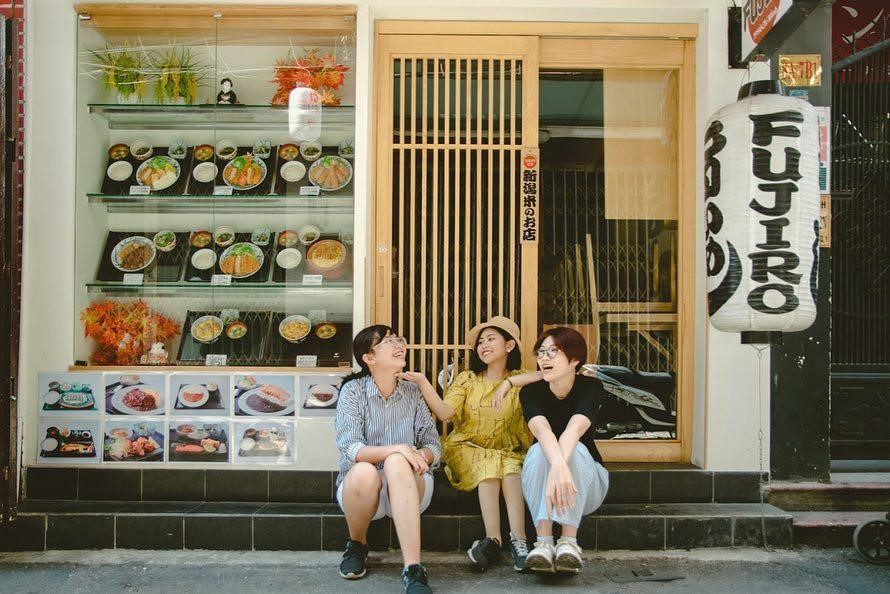 Không gian phố Nhật Bản Sài Gòn với đèn lồng và biển hiệu tiếng Nhật