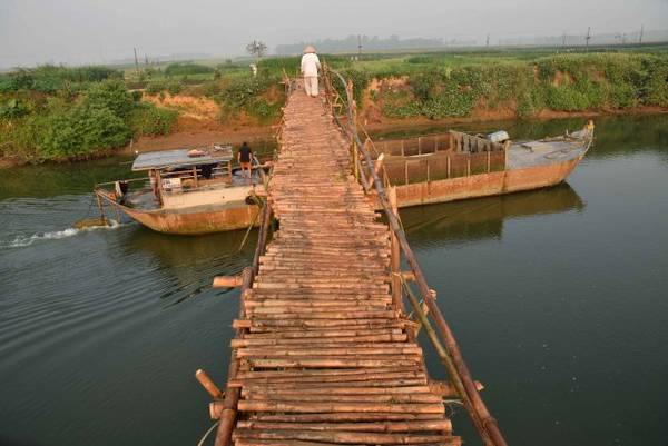 Tàu thuyền chui qua cầu tre Cẩm Đồng