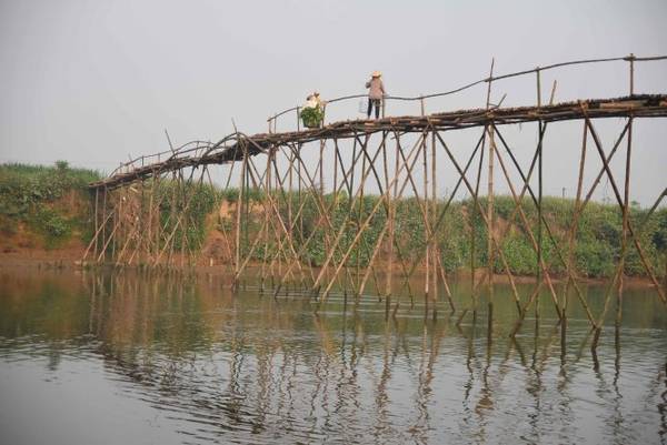 Hai gánh gặp nhau trên cầu tre Cẩm Đồng gây khó khăn