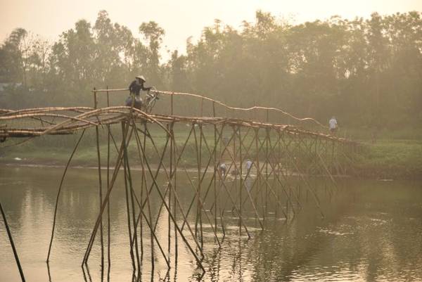 Phụ nữ mang rau về phải để bành rau giữa cầu tre Cẩm Đồng