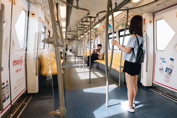 Bangkok là một thành phố phát triển và phục vụ du lịch rất tốt, nên việc đi lại khá đơn giản. Tàu điện ngầm là phương tiện tôi thấy thích thú nhất.