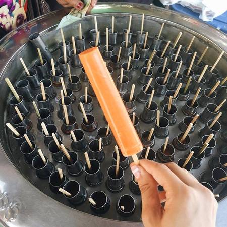 Ngoài ra, khó có thể kể tên hết được các món ăn hấp dẫn của đường phố Thái, từ các loại đồ ăn vặt như kem, bánh, chè... đến những thực phẩm tươi ngon, bổ dưỡng.