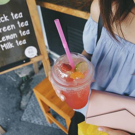 Trên đường đi bộ, bạn có thể mua sinh tố hay hoa quả bán trên phố như măng cụt, sầu riêng... Tất cả đều rất tươi ngon và rẻ.