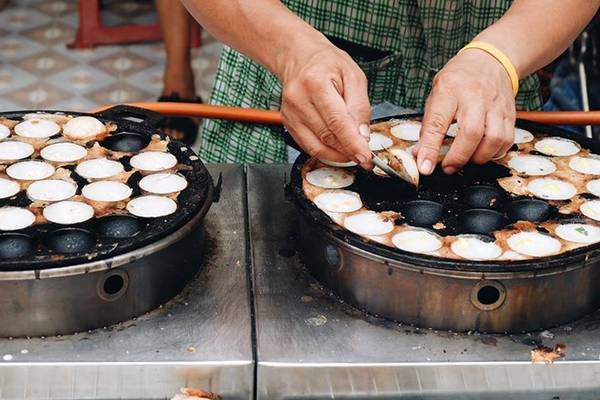 Ẩm thực Thái Lan là sự hòa trộn tinh tế của thảo dược, gia vị và thực phẩm tươi sống, với những phong cách nấu nướng đặc biệt. Bạn sẽ không thể nào quên vị chua cay độc đáo của các món ăn mà bạn dễ dàng tìm thấy trên đường phố Bangkok.