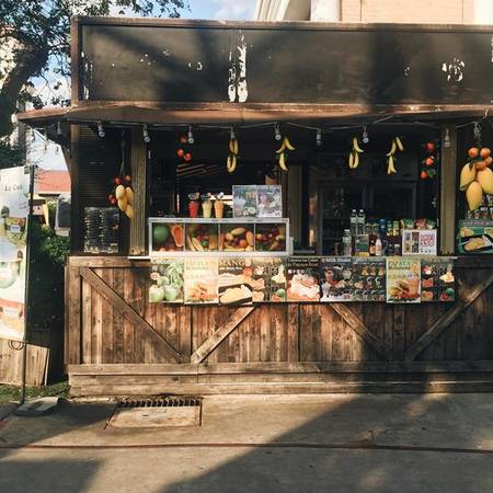Ở Bangkok, ngoài đi chùa thì chỉ có đi ăn uống hay mua sắm là thích nhất. Về việc đổi tiền, tốt nhất là bạn nên đổi USD tại Việt Nam, qua Thái đổi baht. Đến sân bay có thể đổi trước 1 ít để trả tiền taxi, ăn uống, sau đó về trung tâm đổi các quầy giao dịch để có giá tốt.
