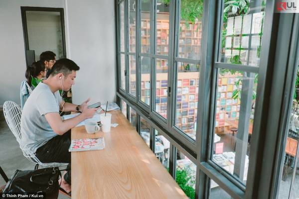 Tầng trên Nhã Nam Book Coffee dành cho đọc sách và học tập