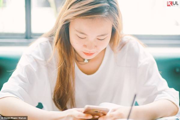 Bạn Ngân, một trong những vị khách đầu tiên, chia sẻ không gian nơi đây rất thích hợp cho việc đọc sách và học hành.