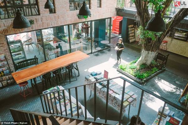 Ngay khi bước vào, bạn sẽ bị choáng ngợp bởi không gian rất rộng rãi với diện tích hơn 200m vuông. Thiết kế những khu vực bàn ghế để nhâm nhi cafe và những bàn trưng bày sách khá hài hoà.