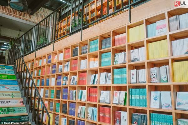 Khu vực trưng bày sách có thiết kế giống thư viện theo từng ngăn để các bạn trẻ có thể dễ dàng trong việc lựa chọn sách yêu thích.