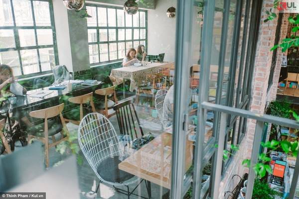 Tầng trên của nhà sách là khu vực dành cho các bạn trẻ đến để đọc sách, ngồi cafe, học tập...
