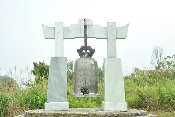 Chuông đồng trên đỉnh Bạch Mã