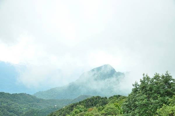 Chuông đồng trên đỉnh Bạch Mã
