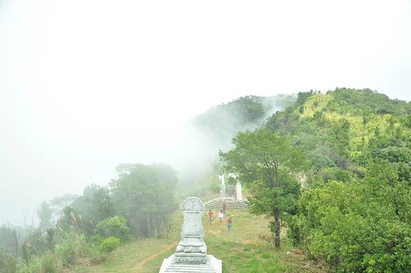 Khách du lịch trên đỉnh Bạch Mã