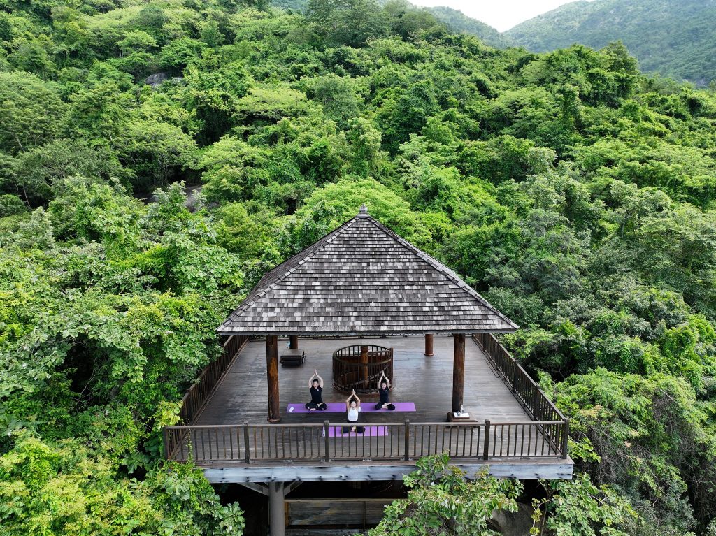 Tập yoga buổi sáng tại resort L’Alya Ninh Vân Bay