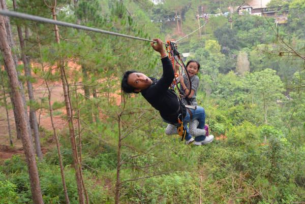 Làm Tarzan Datanla - Huấn luyện viên cứu hộ người chơi
