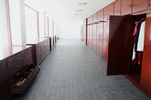 Khu vực để áo quần và giày dép của vợ chồng ông Nguyễn Văn Thiệu