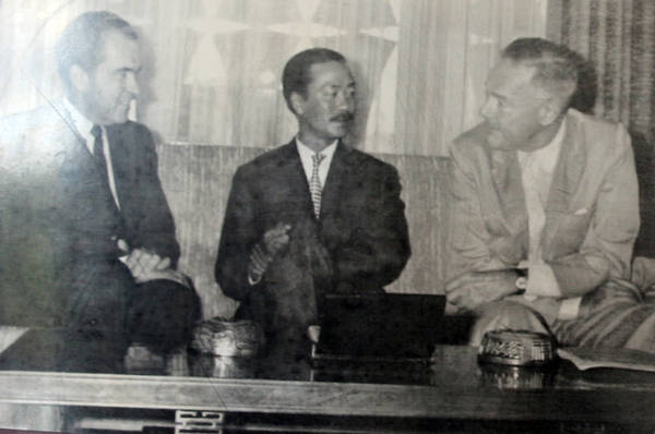Ông Nguyễn Cao Kỳ sinh năm 1930 tại Sơn Tây, được đào tạo ở các trường Không quân của Pháp và Hoa Kỳ. Ông từng giữ nhiều chức vụ quan trọng như thiếu tướng Tư lệnh Không quân, Chủ tịch Ủy ban Hành pháp Trung ương, Thủ tướng. Sau năm 1975, ông sống ở nước ngoài và mất năm 2011 tại Malaysia.