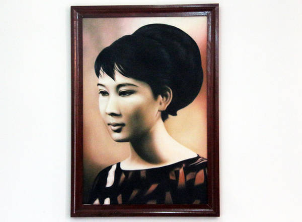 Bà Đặng Tuyết Mai (mẹ MC Nguyễn Cao Kỳ Duyên) quê Hà Nội, vốn là tiếp viên Hàng không. Bà thua ông Kỳ 14 tuổi, hai người cưới nhau vào tháng 11/1964.