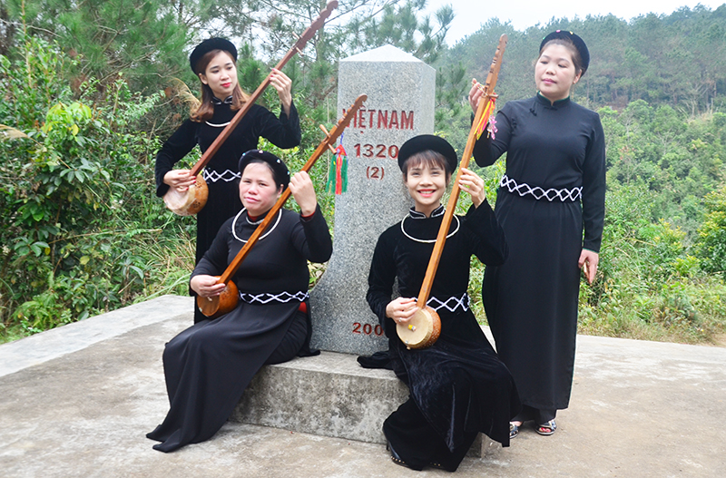 Không gian hát then Bình Liêu bên bờ suối