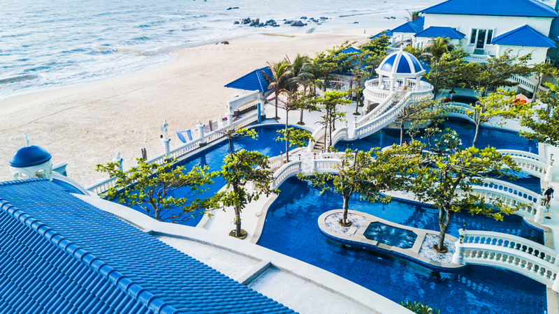 Hồ bơi Lan Rừng Phước Hải Resort với cầu bắc qua