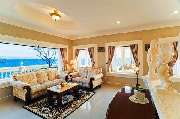 Từ phòng nghỉ và phòng khách, du khách có thể phóng tầm mắt về phía biển. 