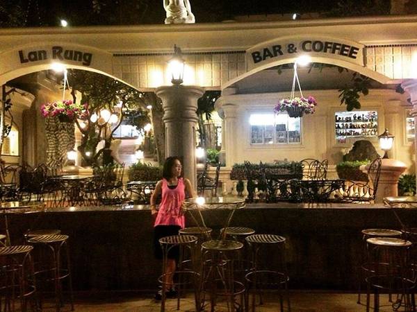 Quầy bar và cà phê được trang trí tinh tế tại Lan Rừng Resort