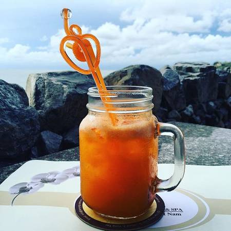 Nhà hàng và quán cà phê Lan Rừng cũng phục vụ nhiều loại cocktails, rượu, bia, nước trái cây, soda...
