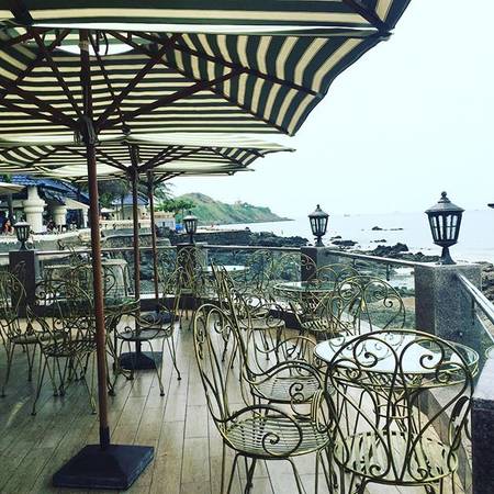 Bàn ghế của quán mang đậm phong cách châu Âu.
