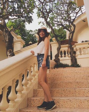 Con đường dẫn vào khu nhà hàng và quán cà phê rợp bóng hoa sứ.