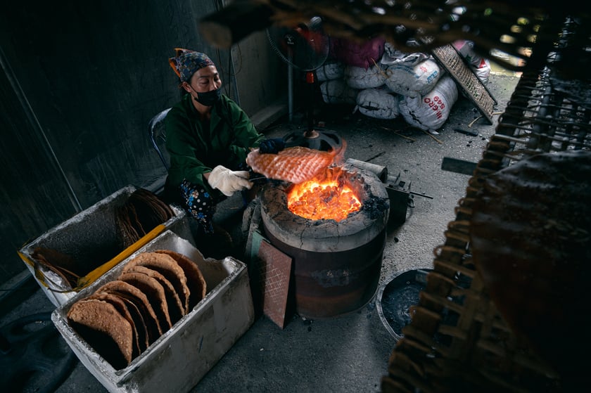 Bánh đa Thổ Hà được nướng giòn thơm