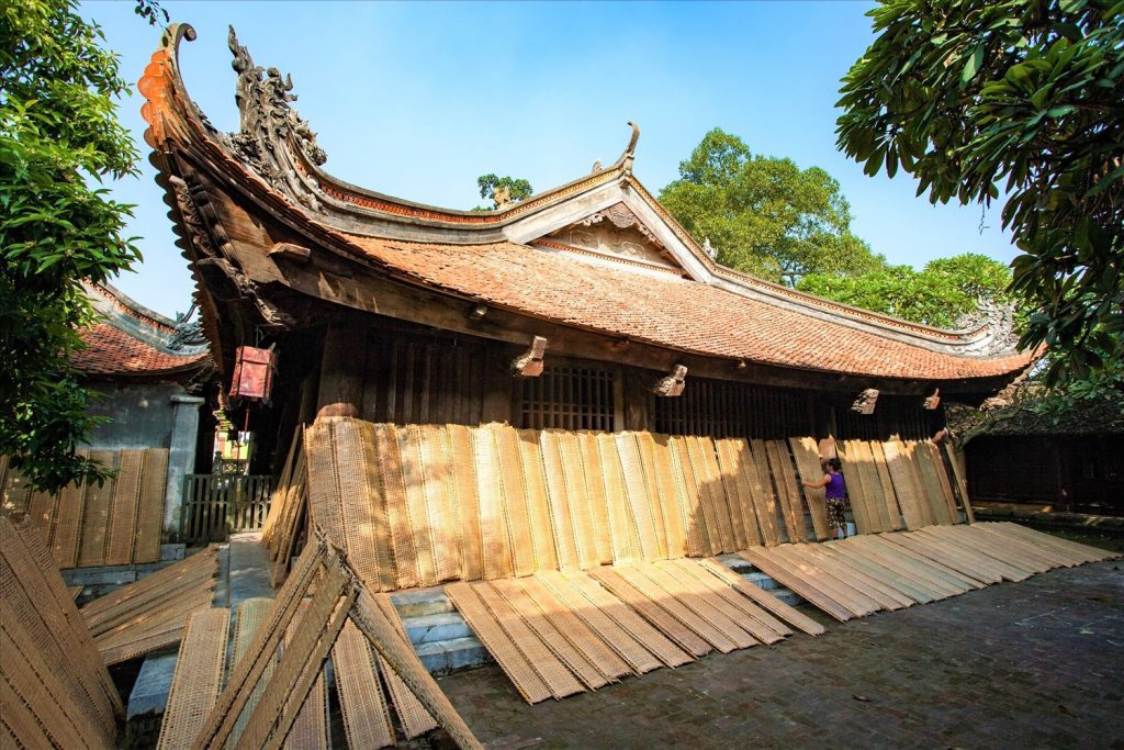 Bánh đa Thổ Hà được phơi khắp nơi trong làng