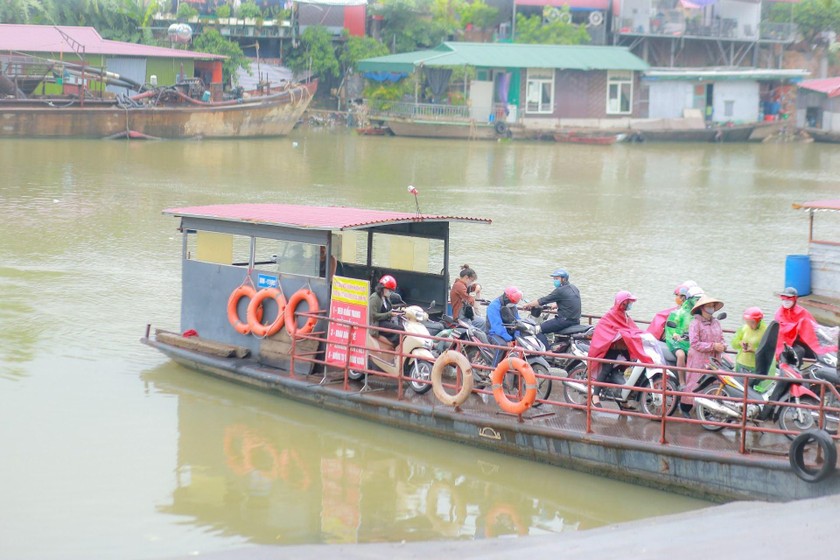 Phà đưa khách đến làng bánh đa Thổ Hà