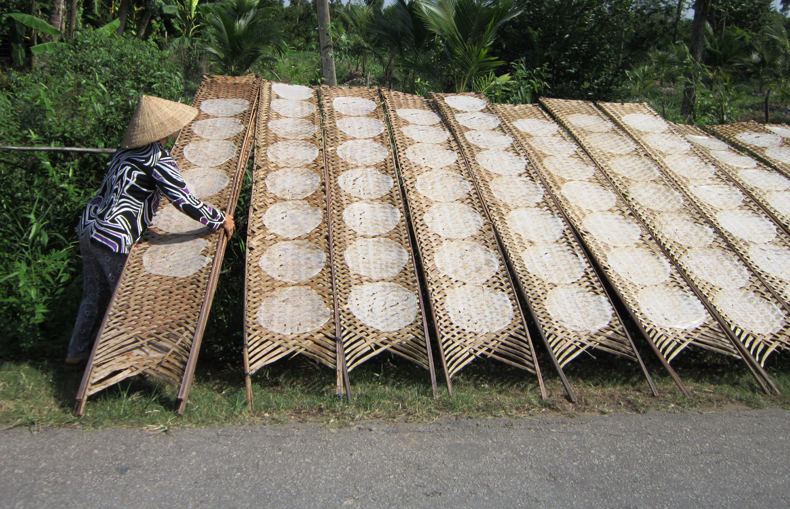 Công đoạn phơi bánh tráng Thuận Hưng
