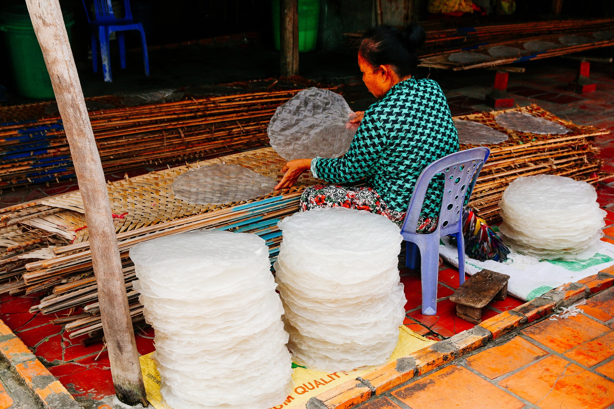 Gỡ bánh tráng Thuận Hưng xếp thành chục