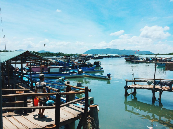 Phong cảnh làng bè Long Sơn