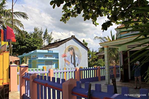 Cuối tuần du khách xếp hàng chụp ảnh tại Làng Bích Họa Tam Thanh