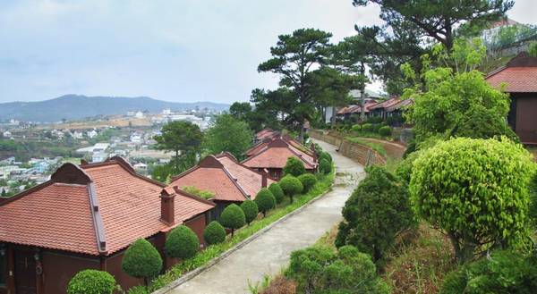 Làng biệt thự Osaka Đà Lạt được thiết kế theo kiểu nhà Rường Huế với 21 Bungalow có diện tích từ 30-50m2 với đầy đủ tiện nghi, trang thiết bị nội thất hiện đại, sang trọng.