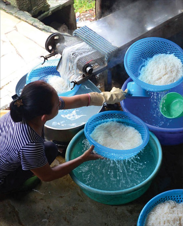 Quy trình sản xuất bún tại làng bún Vân Cù