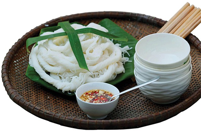 Sợi bún tươi ngon được làm từ máy móc hiện đại tại làng bún Vân Cù