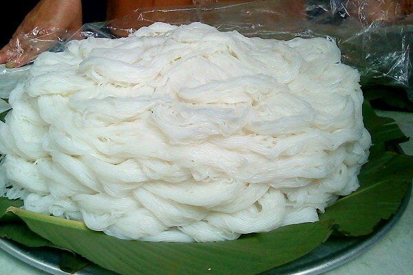 Sợi bún trắng mịn đặc trưng của làng bún Vân Cù