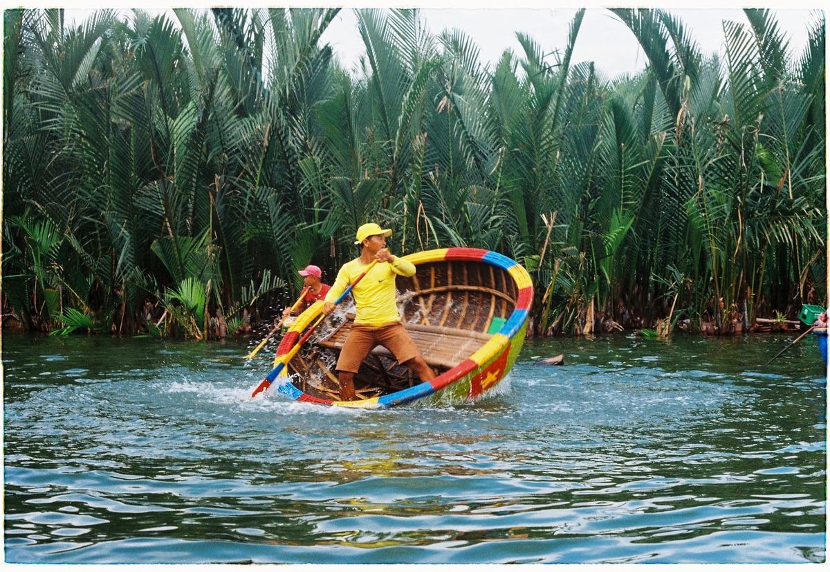 Màn biểu diễn xoay thúng tại rừng dừa làng Cẩm Thanh