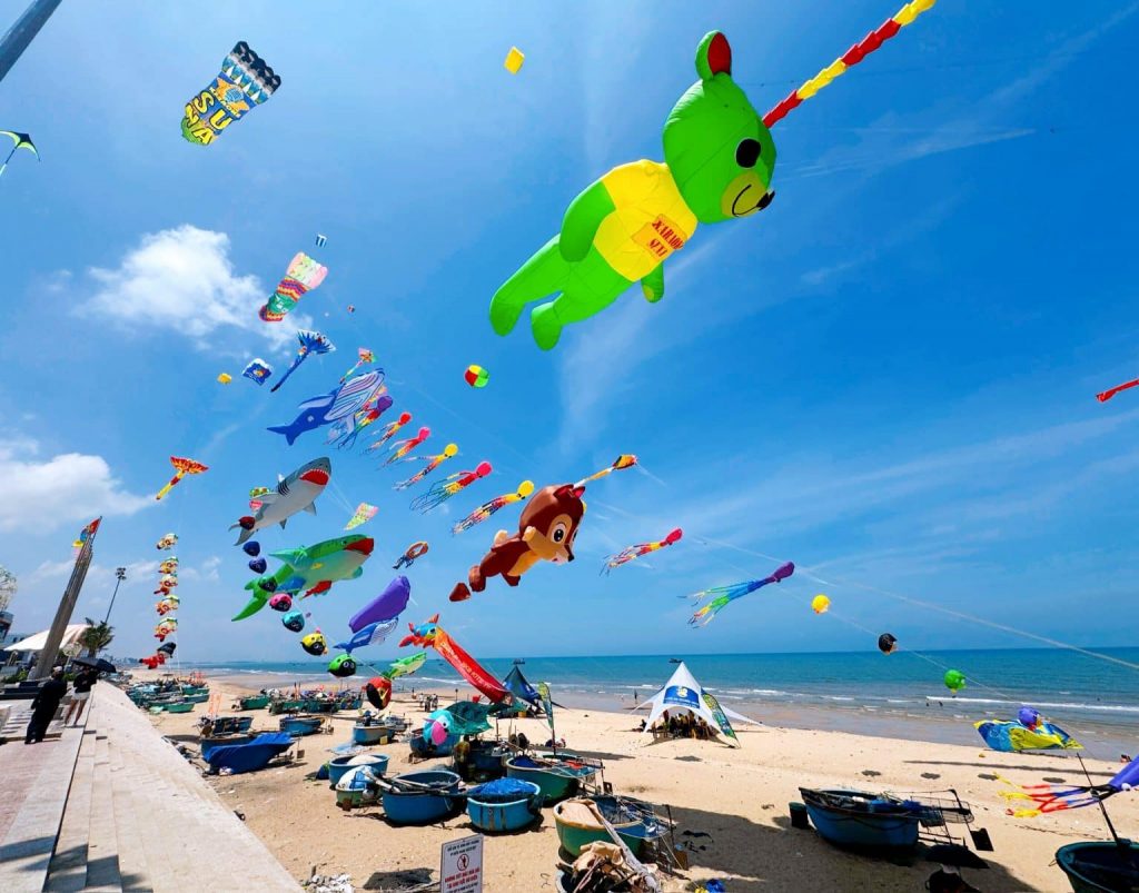 Thả diều trên bãi biển làng chài Phước Hải