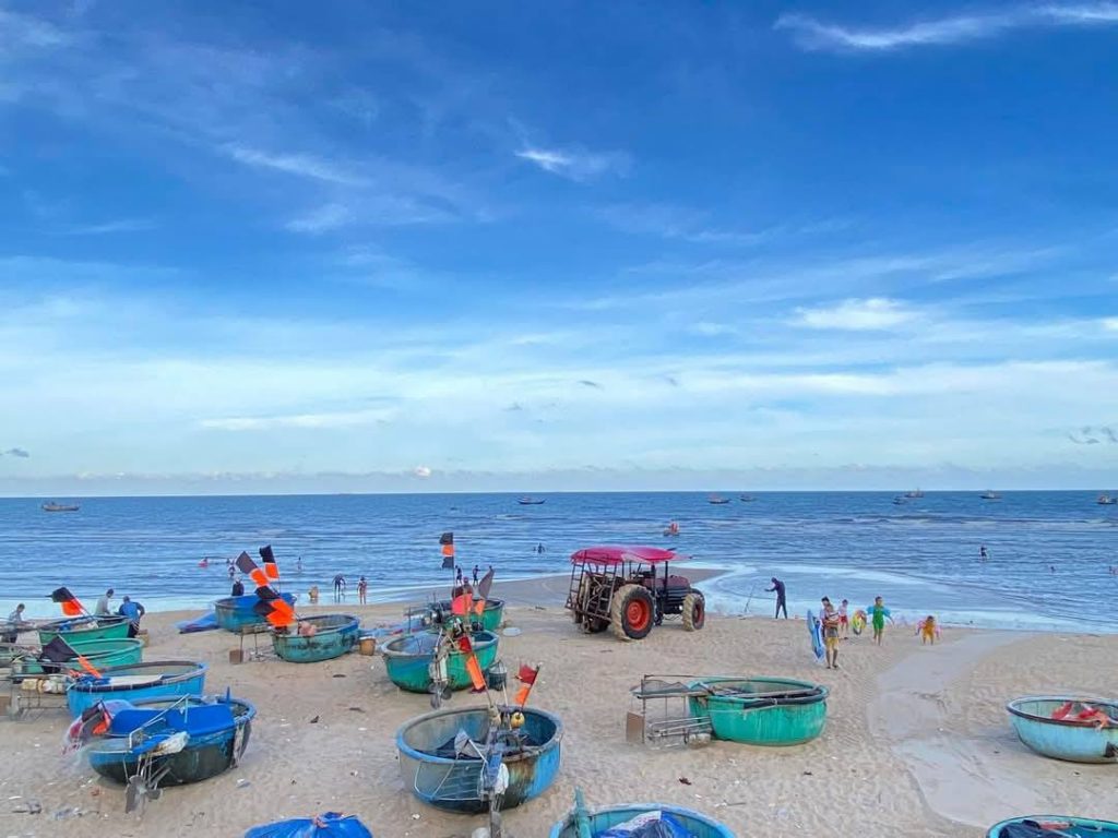 Cảnh bình minh yên bình tại làng chài Phước Hải