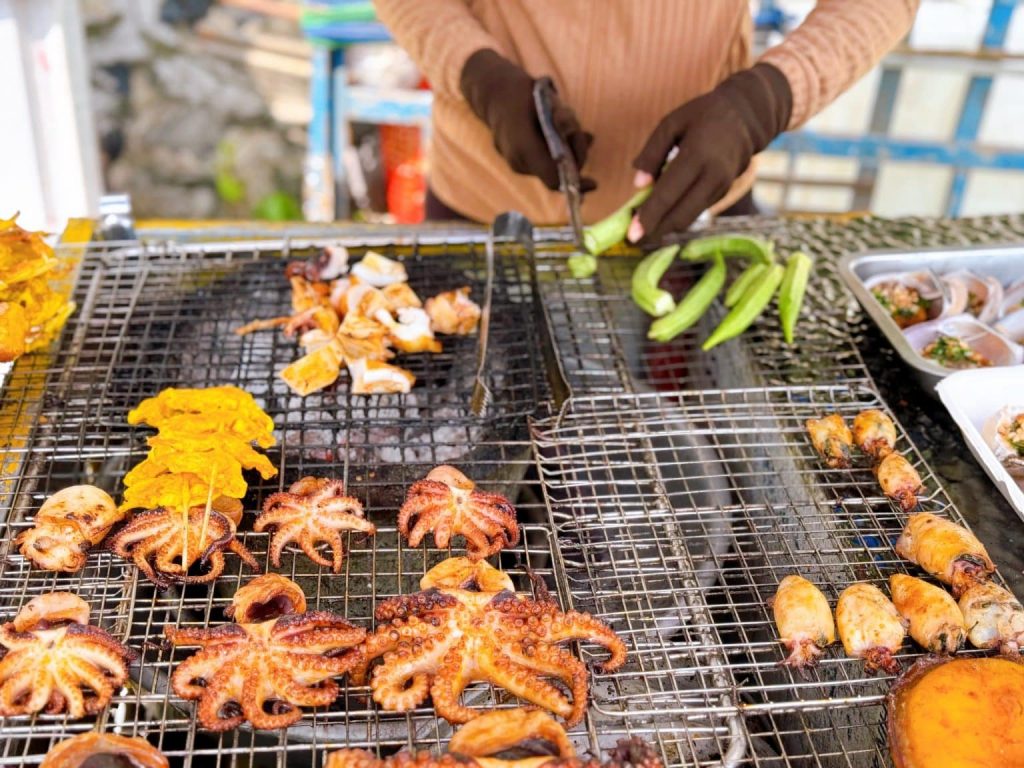 Các món hải sản nướng hấp dẫn tại bờ kè làng chài Phước Hải
