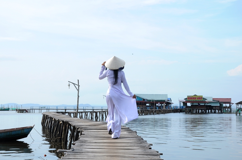 Cầu gỗ dẫn vào nhà bè Rạch Vẹm Cầu gỗ dẫn vào nhà bè Rạch Vẹm
