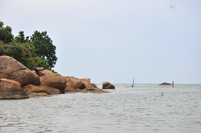 Nơi con sông Bù Lu đổ ra cửa biển Cảnh Dương.