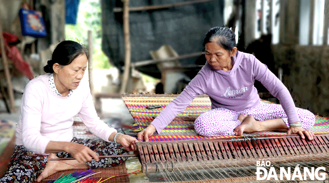 Dệt chiếu truyền thống. Ảnh: Báo Đà Nẵng.